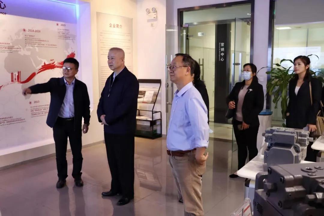 十三届全国政协经济委员会副主任刘利华一行赴PA视讯平台液压调研